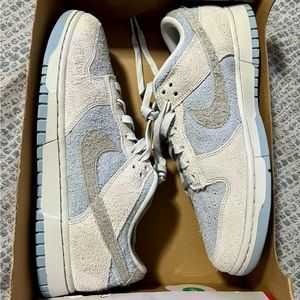 W NIKE DUNK LOW
PHOTON DUST/LT SMOKE GREY
POUSSIERE DE PHOTON